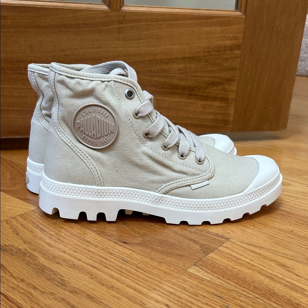NWT Palladium Light Tan Canvas High-Tops, size 8.5
